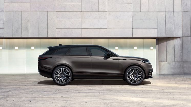 RR_Velar_22MY_Auric_Edition_Exterior_S44_180821_001