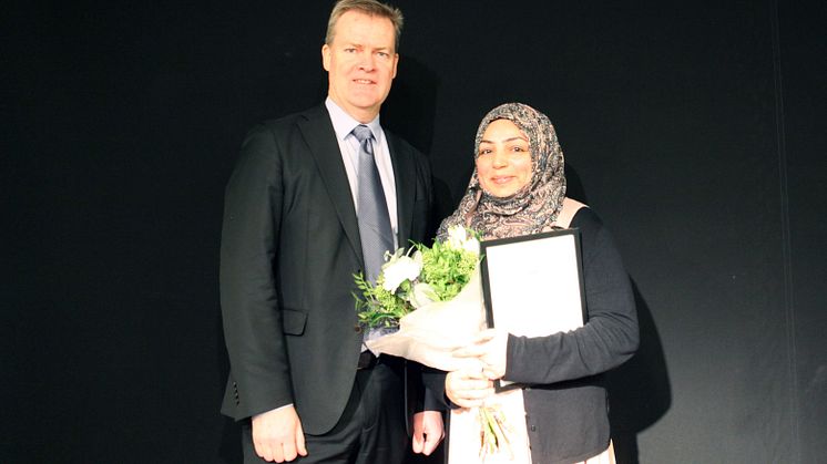 Årets stipendiat Tahira Raza tillsammans med Henrik Runnemalm från GKN Aerospace..