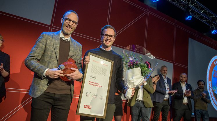 VANT PRIS: CCO Jonas Aaas Torland og CEO Helge Jørgensen tok imot Byggenæringens Innovasjonspris for det digitale verktøyet Flomkuben 