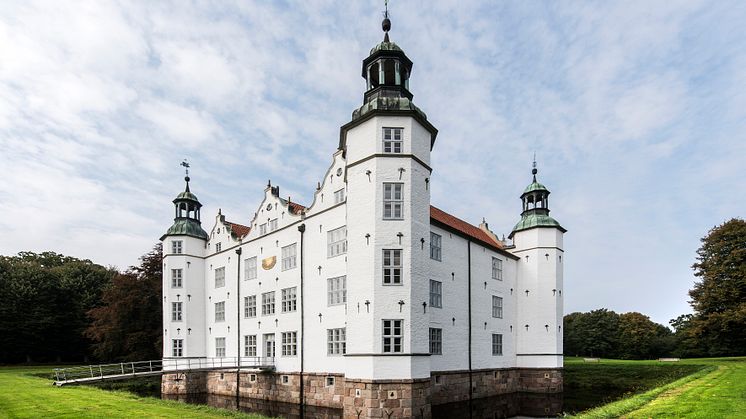 Ahrensburg_Wahrzeichen_der_Stadt_Renaissance-Schloss_Ahrensburg
