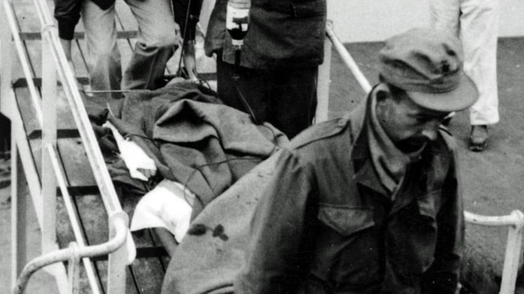 Patient bæres fra borde_Arkivfoto_udlånt af Dansk Sygeplejehistorisk Museu