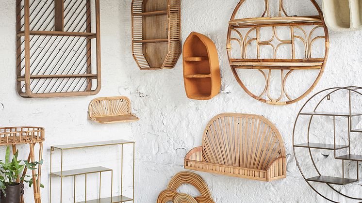 Hyllor från Madam Stoltz i olika material; bambu, rattan och järn 