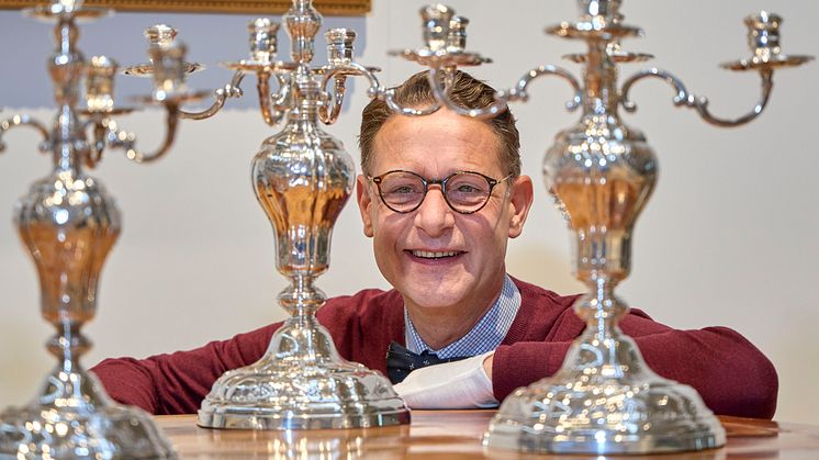 ”Sølvets proveniens fra blandt andre ”Europas svigerforældre”, Kong Christian IX og Dronning Louise af Danmark, er bemærkelsesværdig" fortæller Martin Hans Borg, chefekspert i kongelige samlerobjekter hos Bruun Rasmussen om det udbudte bordsølv.