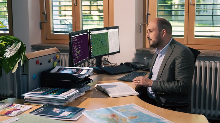 Prof. Michael Schmitt forscht an KI-basierten Georeferenzierungs-Verfahren (© Universität der Bundeswehr München/Siebold)