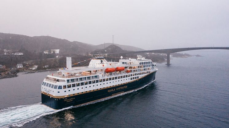 Kystruta mellom Bergen og Kirkenes har et samfunnsoppdrag med frakt av passasjerer og gods.