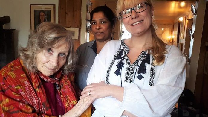Sykepleierne Therese Skogsberg (t.h) og Vathana Lingatharan er svært fornøyde med utviklingen hos Inger Nilsen fra Kampen de siste månedene. De mener at "tillitsreformen" i helsetjenesten har mye av æren. Foto: Christian Boger