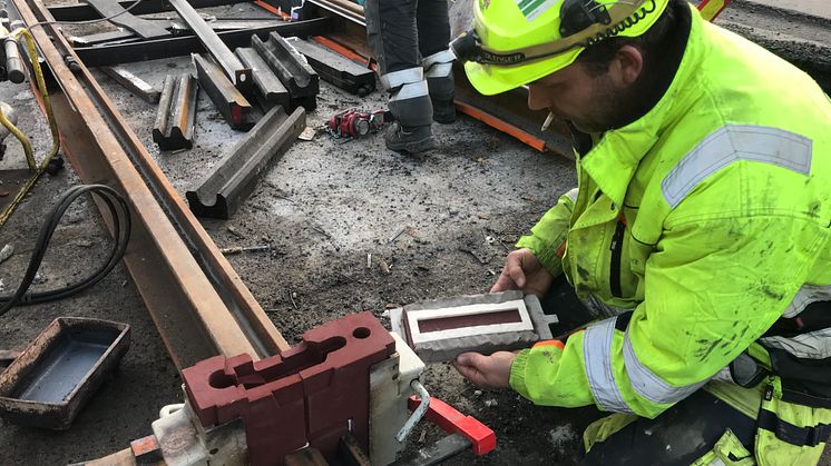 Siste sveis av trikkeskinner i Grefsenveien 4