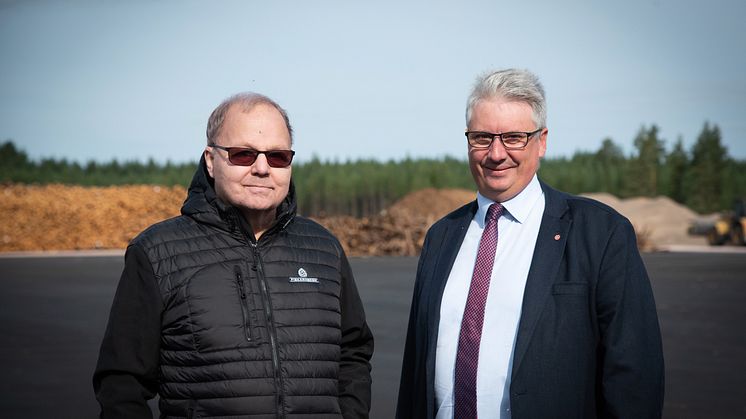 Olle Larsson, ägare och styrelseordförande Fiskarhedens Trävaru AB tillsammans med Hans Unander, kommunstyrelsens ordförande i Malung-Sälens kommun. Foto: Fiskarhedens Trävaru AB.
