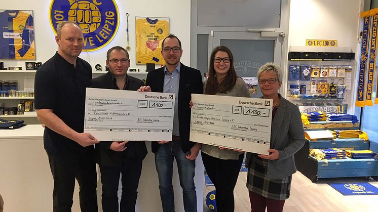 Jens Ruske (Eric-Eiselt-Fußballschule), Thomas Löwe (Lok-Präsident), Alexander Voigt (Lok-Vorstand), Ulrike Herkner (Kinderhospiz Bärenherz) und Kathrin Groß (Lok-Geschäftsführerin) bei der Scheckübergabe im Fanshop
