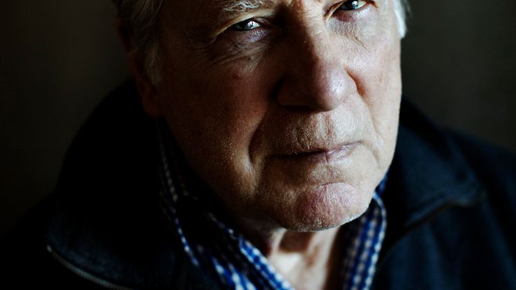 Närbildsporträtt av Gunnar Broberg författare till boken Mannen som ordnade naturen som är en biografi om Carl von Linné.