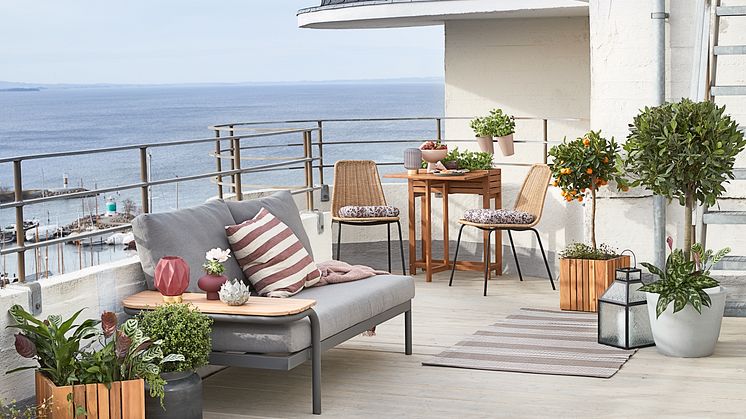 "Hjemmeferie": Mit den neuen Outdoor-Accessoires von JYSK machst du deinen Balkon startklar für die Urlaubssaison
