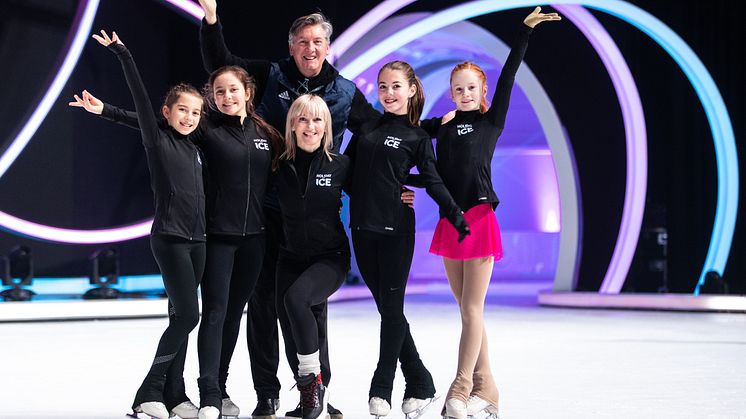Die HOLIDAY ON ICE ACADEMY Nachwuchstalente mit Aljona Savchenko und Robin Cousins bei den Vorbereitungen auf Dancing on Ice