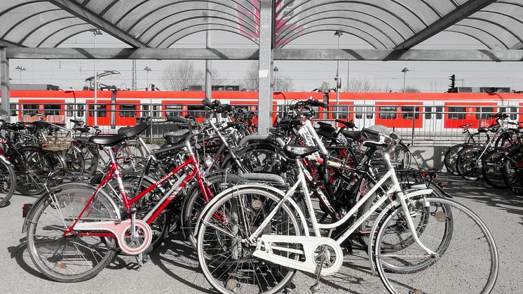 Bildunterschrift: Radverkehr im System Eisenbahn: Ist das ein Widerspruch oder ergänzen sich diese beiden Verkehrsmittel? Das diskutieren Expert/-innen am 7. April 2022 in Wildau. (Bild: stuxauf pixabay.com)