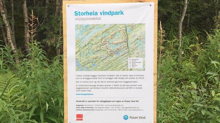 Skilt settes opp ved utfartsområder og stier som går inn i utbyggingsområdene. Her ved Storheia vindpark.