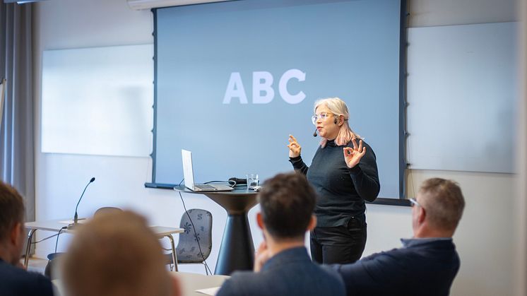 ﻿Liv Öberg, utvecklingsstrateg ﻿i Umeå kommun har dialog med medverkande parter i ABC Umeå ekonomisk förening, vars syfte är att bygga förmåga och kunskap för ökat cirkulärt byggande.