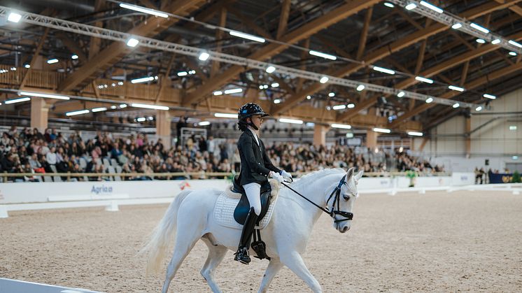 Tea-Lie Jernkrook och Ängvaktarns Eye Catcher från Tranås Ridklubb red hem seger i Agria Pony Trophy - Kval -  Kategori B framför fulla läktare