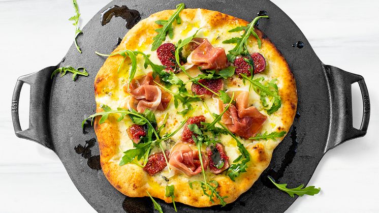 Pizzaplattan från Lodge Bakeware gör det enklare att lyckas riktigt bra med den hemgjorda pizzan