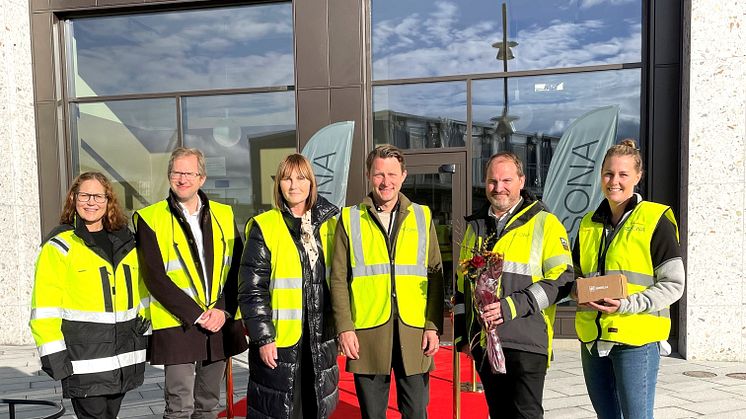 Barbara Vincent, huvudprojektledare och Toni Chmielewski, projektchef Barkarbystaden, Eva Ullberg, kommunstyrelsens ordförande Järfälla, Fredrik Bele, Vd Resona, Andreas Gustafsson, Entreprenadchef och Elin Andersen Projektutvecklingschef Resona