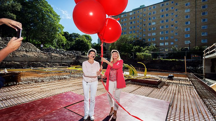 Kommunstyrelsens ordförande Ann-Sofie Hermansson och Agneta Kores, VD Stena Fastigheter Göteborg släppte upp röda ballonger 14 våningar upp – lika högt som de nya husen kommer att bli.