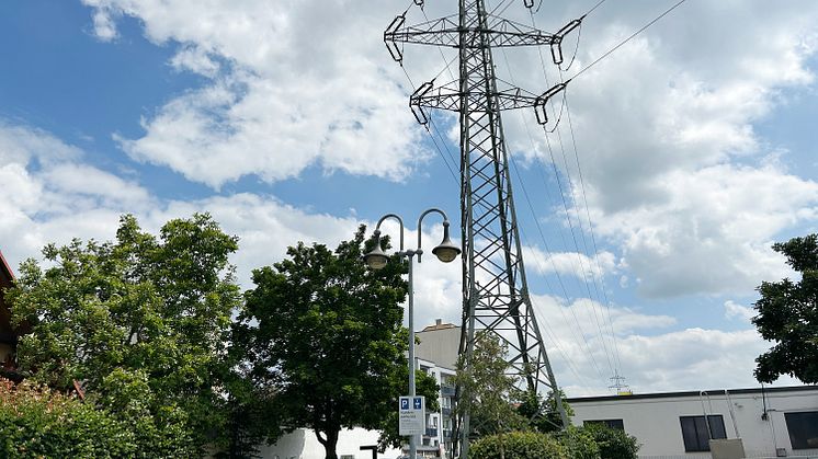 Die Regierung von Oberfranken hat mit dem Beschluss zur Planfeststellung grünes Licht für die Sanierung der Hochspannungsleitung im Stadtgebiet Bamberg gegeben. Baustart ist im Herbst 2025.