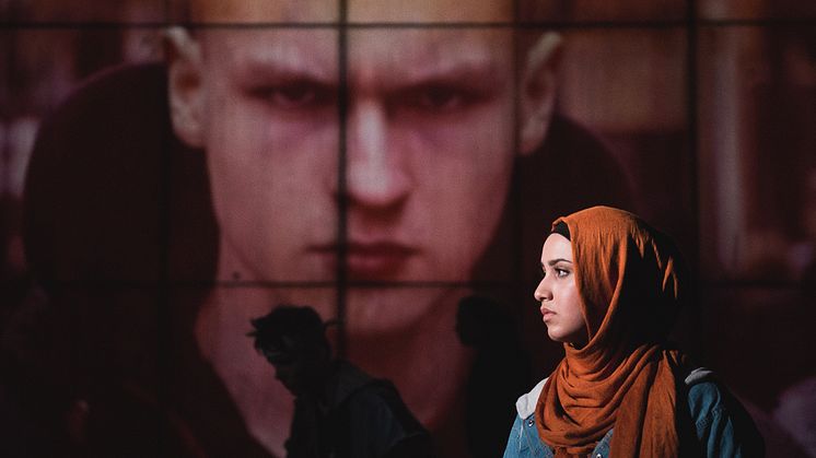 Faten Mahdi Al-Hussaini er ein av dei unge som deler si historie i framsyninga Utafor. Foto: Dag Jenssen.