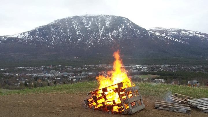 Illustrasjonsbilde fra Oppdal. Bønder over hele landet brenner for norsk landbruk, og tenner bål for å protestere mot retningen Regjeringen vil føre landbruket. 