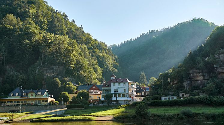 Bad Schandau_Schmilka_Elbe_mit_Blick_auf_das_Ufer