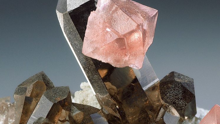 Rauchquarz mit Rosafluorit 