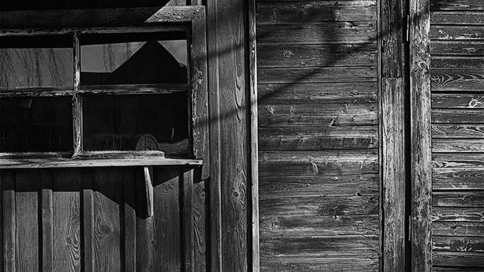 Pressinbjudan: Starka fotografier från Auschwitz visas på Halmstads Konsthall