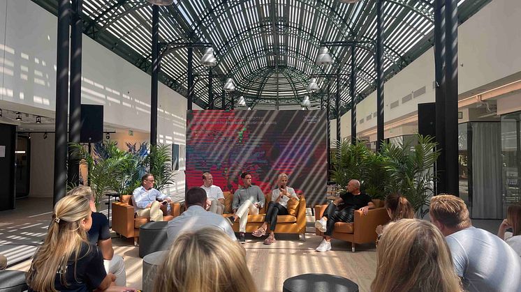 I mitten i soffan sitter Daniel Baldwin och svarar på frågor tillsammans med kollegor på Future of Commerce i Marbella, september 2023.