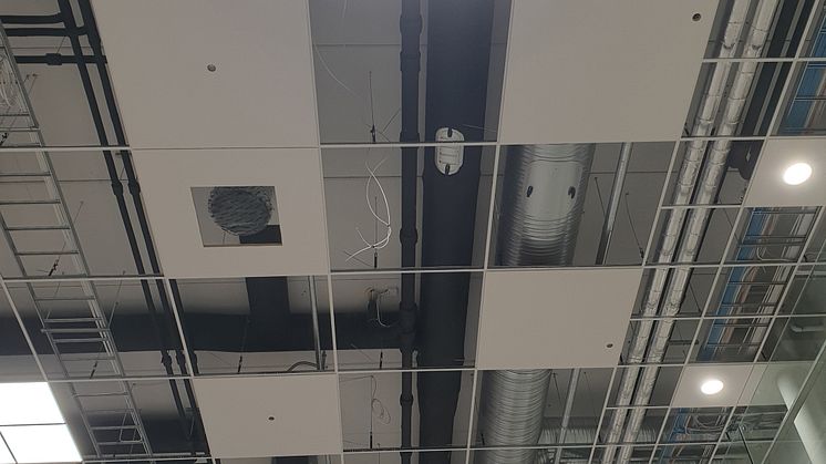 Pluvia-kattokaivojen vaakasuoraan asennetut putket Mirkan tehtaan sisäkatossa, Pietarsaari