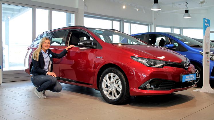 Nordvik: Bilselger Nina Richardsen hos Nordvik anbefaler Auris Touring Sports.