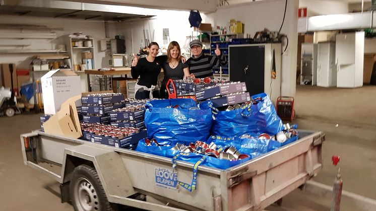 Jenny Levai, kommersiell förvaltare, och Anette Tabell, områdesassistent i Alby, och Viveka Boberg, områdeschef i Alby, med några av de marschaller som Botkyrkabyggen placerar ut i Alby den 13 december.