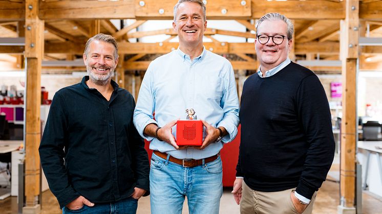 tonies-Gründer Patric Faßbender (links) und Marcus Stahl (rechts) übergeben an neuen CEO Tobias Wann