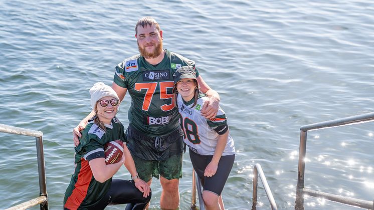 Footballspieler Manuel Rüsch mit Fans beim Anbaden 