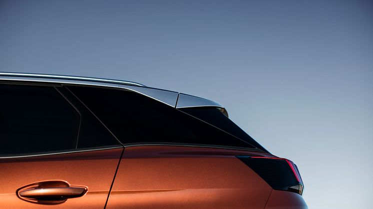 Första bilderna på Peugeots nya SUV 3008