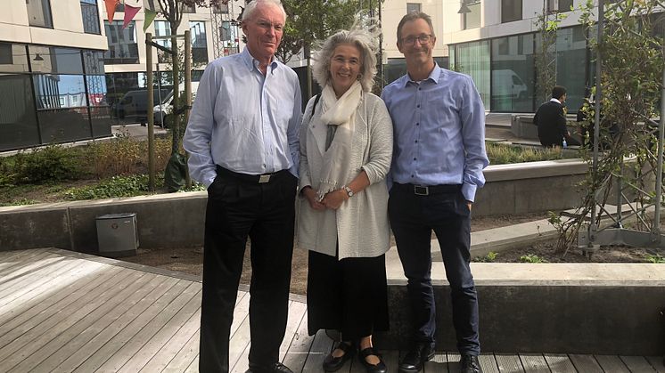 Professor Robert Burgelman, Margot Sutherland och BoKloks FoU-chef Jerker Lessing utanför BoKloks kontor i Malmö