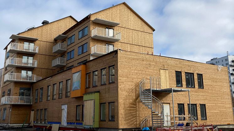 Valfisken 1 i Västerås består av 3 bostadshus med 82 lägenheter, integrerad förskola samt underliggande garage.
