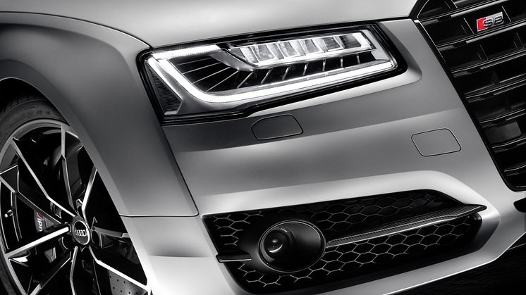 Audi S8 plus i Florett Silver matt closeup rigth headlight