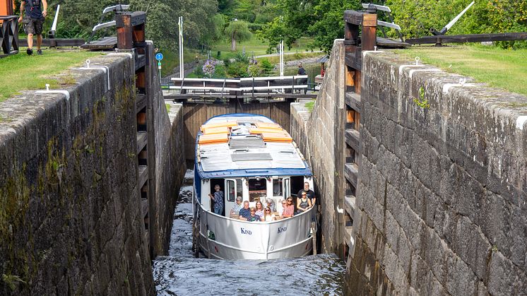 150-årsjubilerande Kinda kanal var ett av Linköpings dragplåster i sommar. På bilden M/S Kind som går igenom Tannefors slussar. Foto: Visit Linköping & Co
