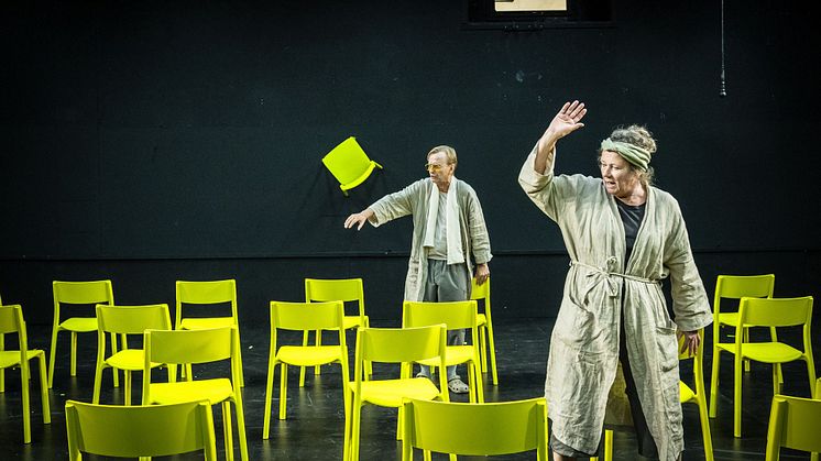 Föreställningen "Stolarna" med Johan Ulveson och Kicki Bramberg är en av de utvalda föreställningarna som kommer till Scenkonstbiennalen i maj.