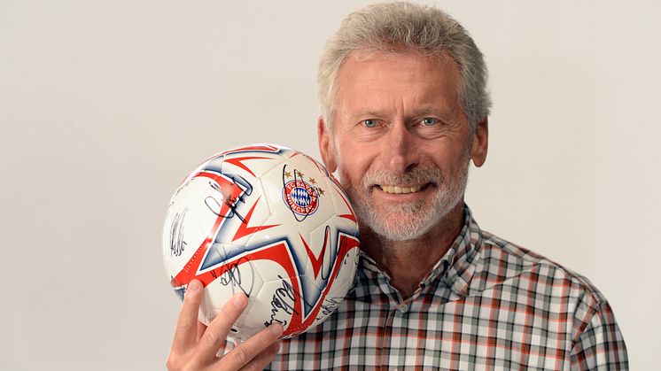 Paul Breitner versteigert FC Bayern Fußball für guten Zweck