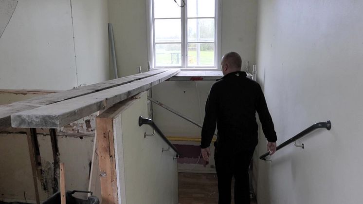 Olle visar planerna för Solbackas hotell och den stora centrumbyggnaden. 90 sek