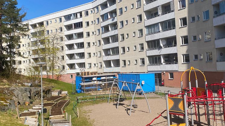 I Storvreten har nu över 1000 av Botkyrkabyggens lägenheter genomgått stambyte. Bilden visar ett hus där stambyte pågår på Passvägen.