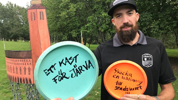 Före finalen i Stockholm Discgolf Open på söndag kommer spelare och järvabor att kasta sina discar i stadshuskorgen med krav på att rädda parken. Simon Lindgren håller i manifestationen.