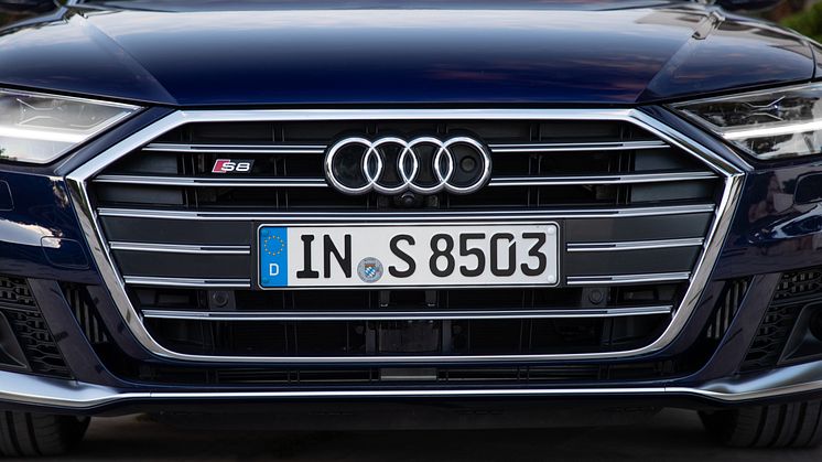 Audi S8 (Navarreblå metallak)