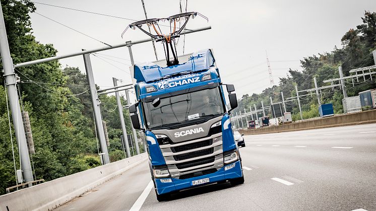 Scania R 450 Oberleitungs-Lkw auf der A5-Teststrecke bei Frankfurt.