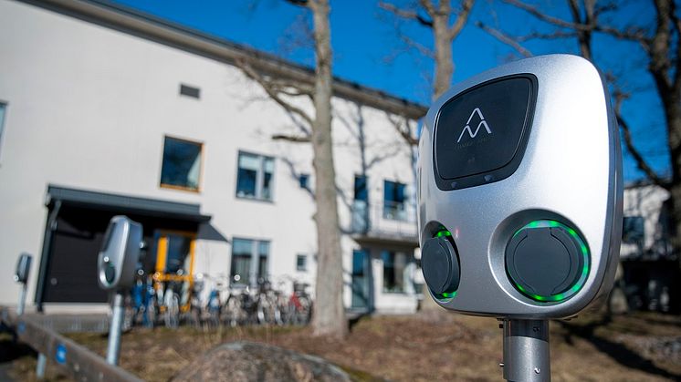 Laddstationen Charge Amps Aura, med vilken man kan ladda två bilar samtidigt med upp till 22 kW per uttag, kompletterat med effektvakten Amp Guard.