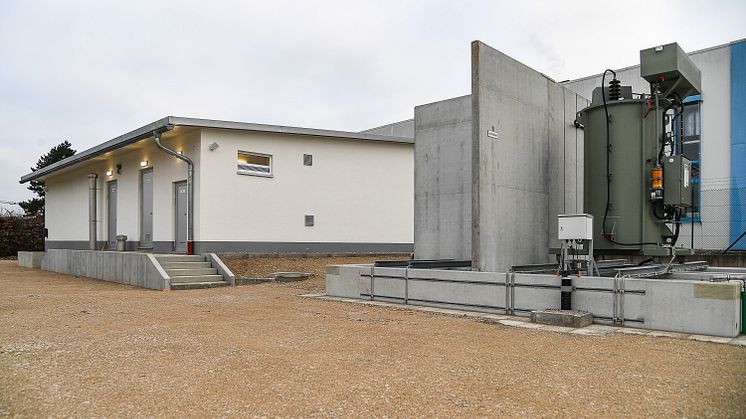Sowohl die neue Schaltanlage als auch die Sekundärtechnik kommen im Umspannwerk Dillingen jetzt in einem modernen Gebäude zusammen. (LVN / Thorsten Franzisi)