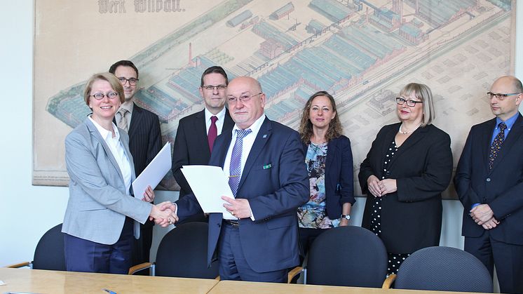 Bettina Westphal und Prof. Dr. László Ungvári tauschen im Beisein von Finanzstaatssekretärin Daniela Trochowski (3.v.r.) die unterzeichneten Verträge aus. © TH Wildau / Bernd Schlütter